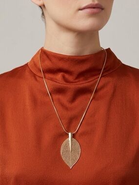 Leaf Pendant Necklace in Gold